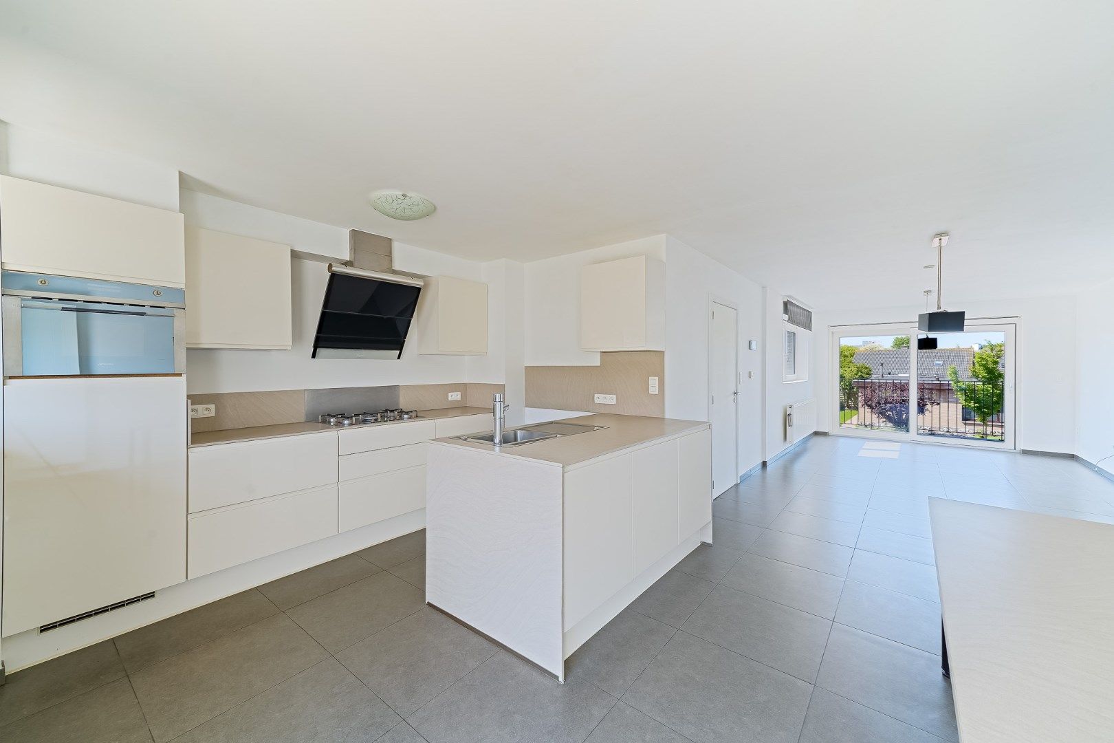 Recente en energiezuinige woning met 4 slaapkamers, ruime garage en tuin foto 4