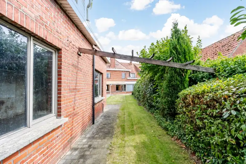 Hooglede-centrum. Charmante | ruime | half open bebouwing op 740m2 met > 4 slaapkamers, apart bijgebouw van +/- 60m2. Ideaal voor gezinnen / extra polyvalente ruimtes, ideaal gelegen. foto 20