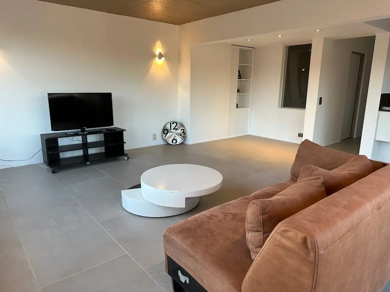 Ruim twee slaapkamer appartement te Zwijndrecht foto 2