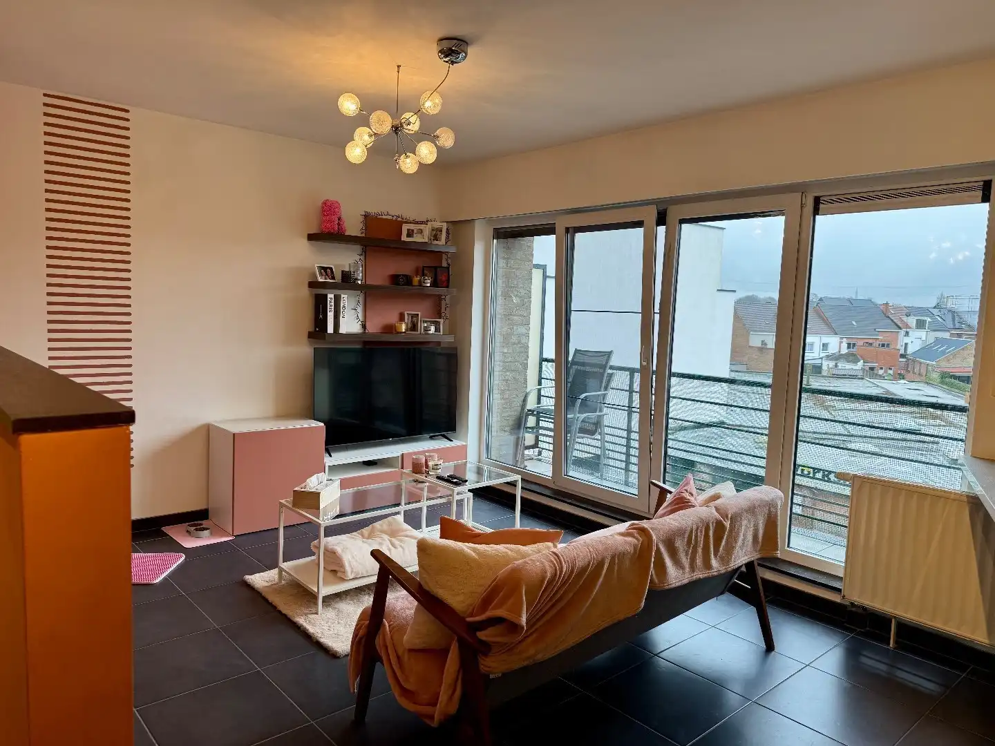 TE HUUR - Gezellige studio in Merchtem - Uitstekende ligging foto {{pictureIndex}}
