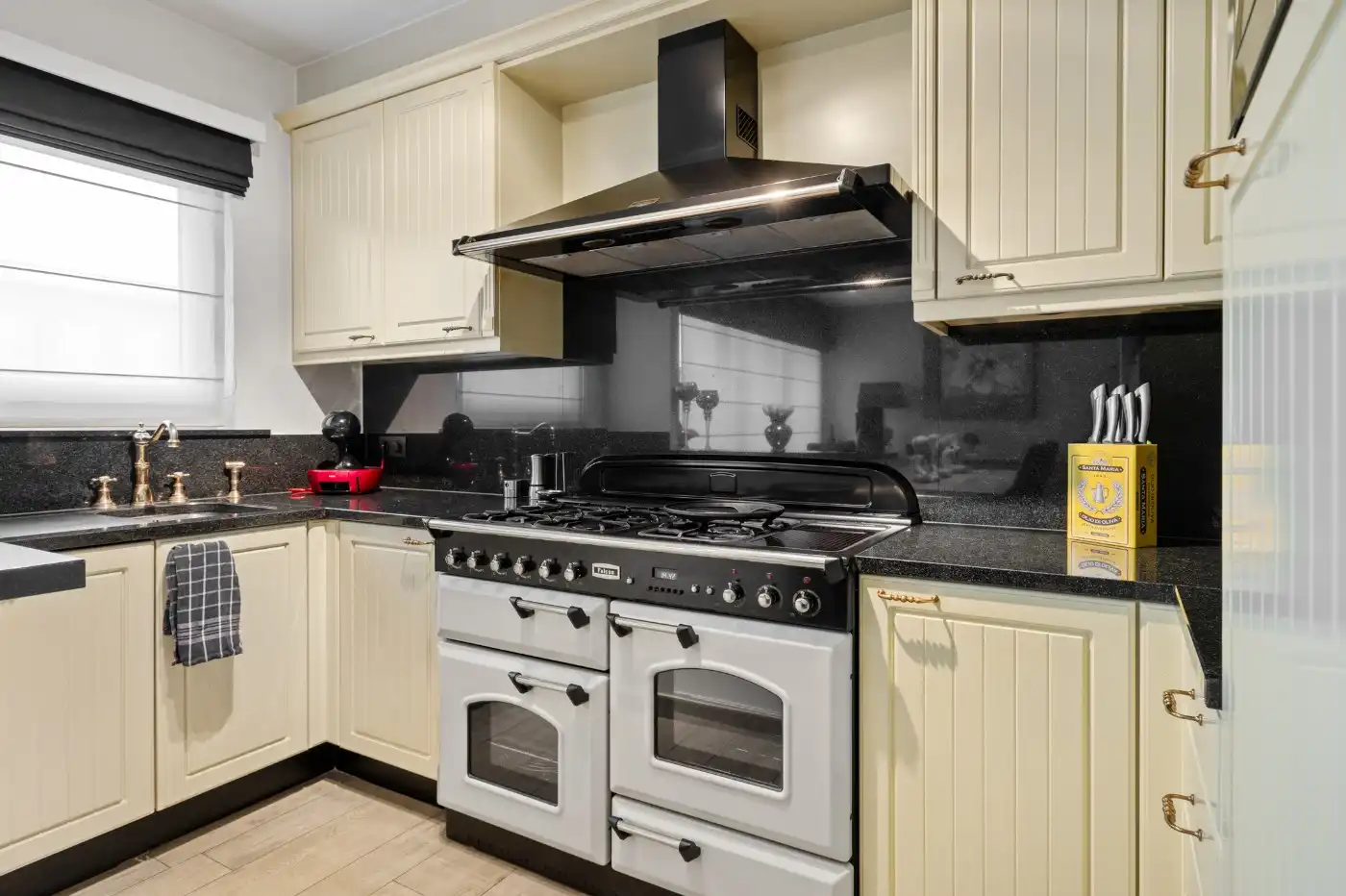 Gezellig, instapklaar app. op 1e verd. met 2 slpk., balkon en een garagebox foto 6