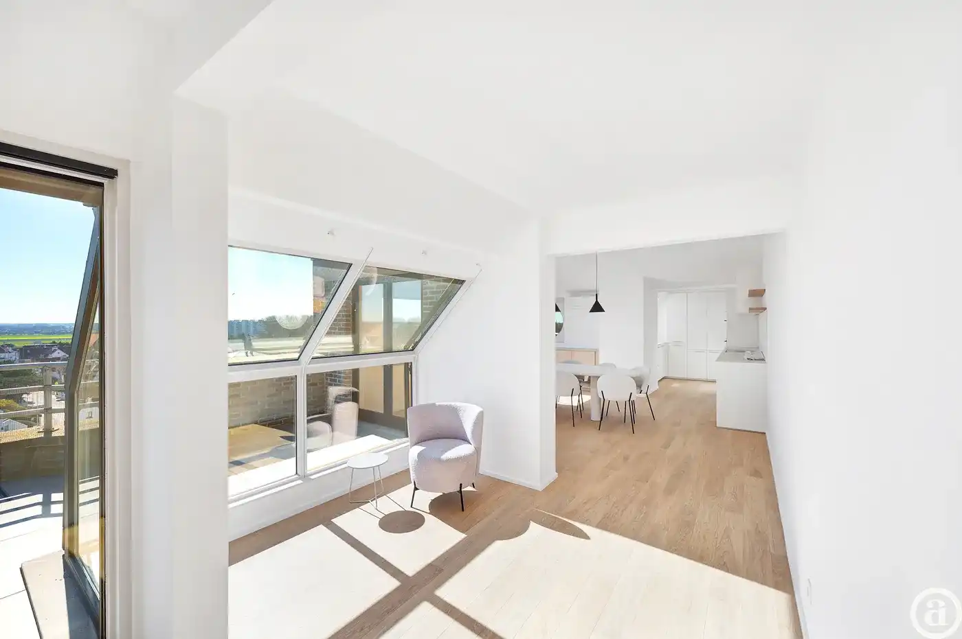 Ruim duplexappartement met 4 slaapkamers en zonneterras.  foto 4