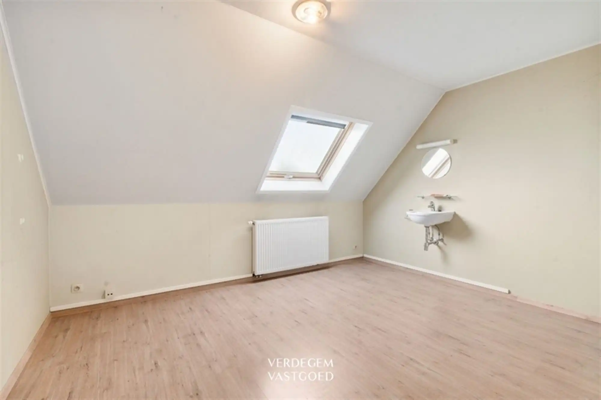 Rustig gelegen, vrijstaande woning met 6 slaapkamers op mooi perceel foto 14