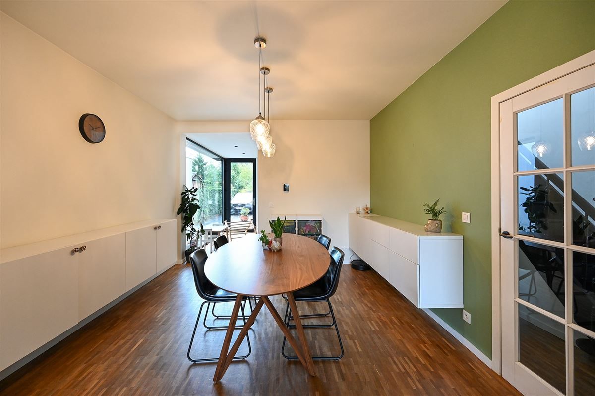 Geheel gerenoveerde gezinswoning met ruime garage foto 2