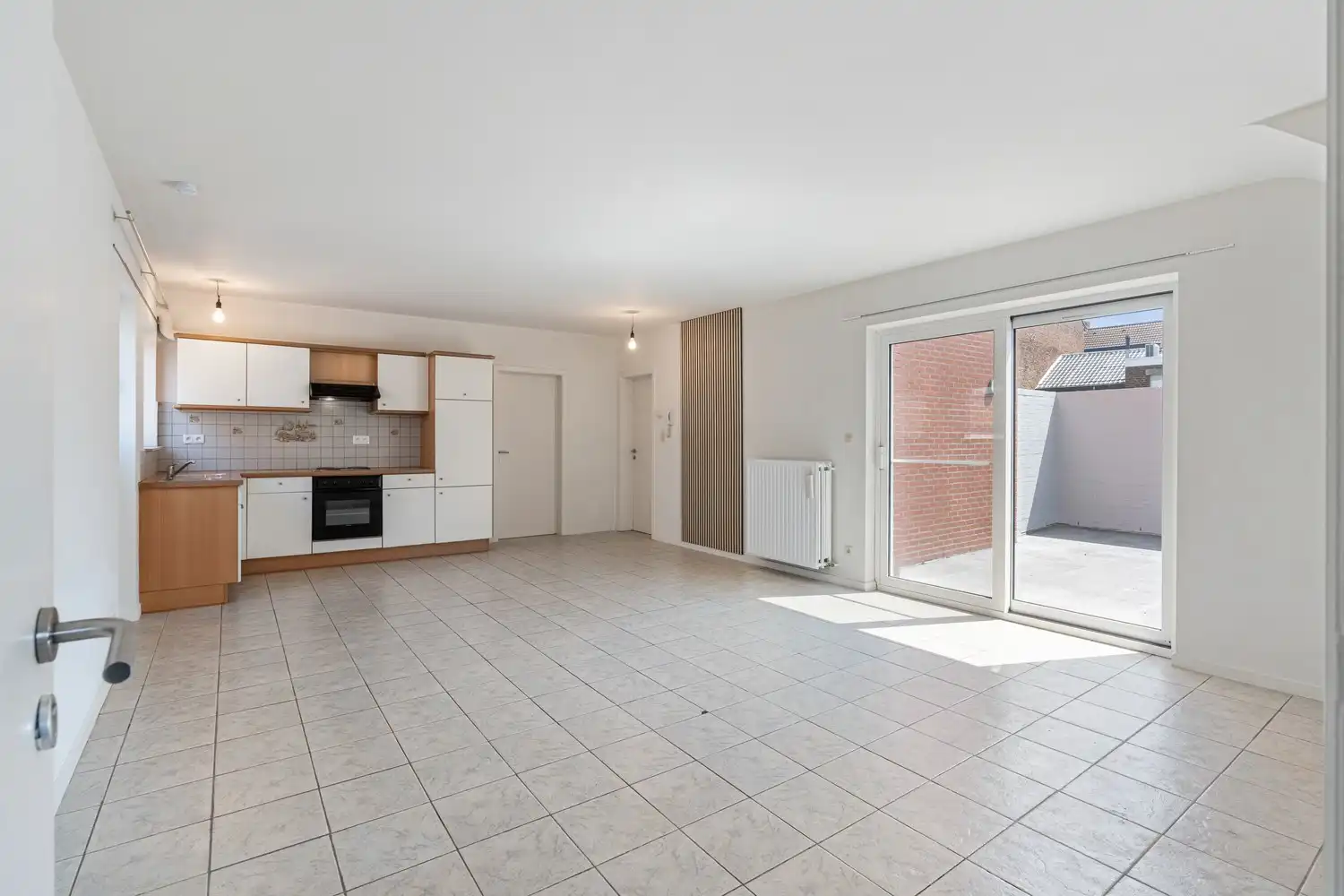 Instapklaar appartement met groot terras op gunstige locatie! foto 2