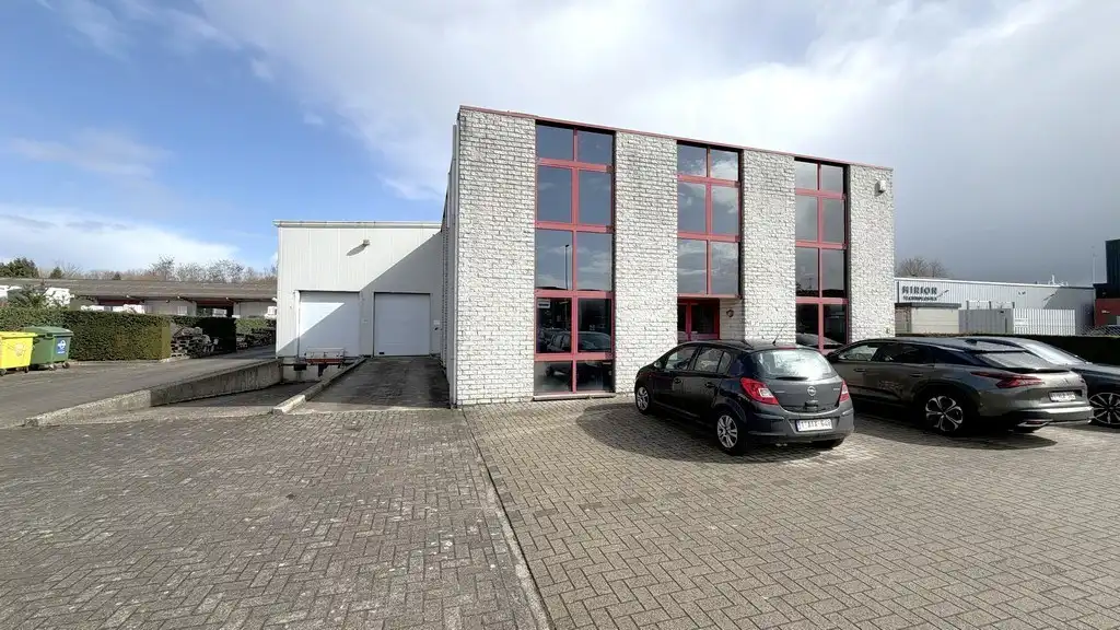 Bedrijfsgebouw met laadkades te huur nabij E313 in Olen foto {{pictureIndex}}