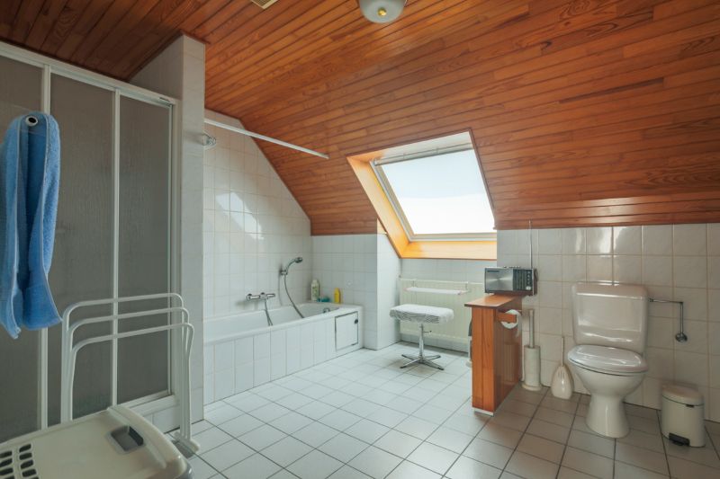 Topligging, Hoog Kortrijk! Te moderniseren alleenstaande woning met 4 slaapkamers, bureau, dubbele garage...ENERGIELABEL C foto 18