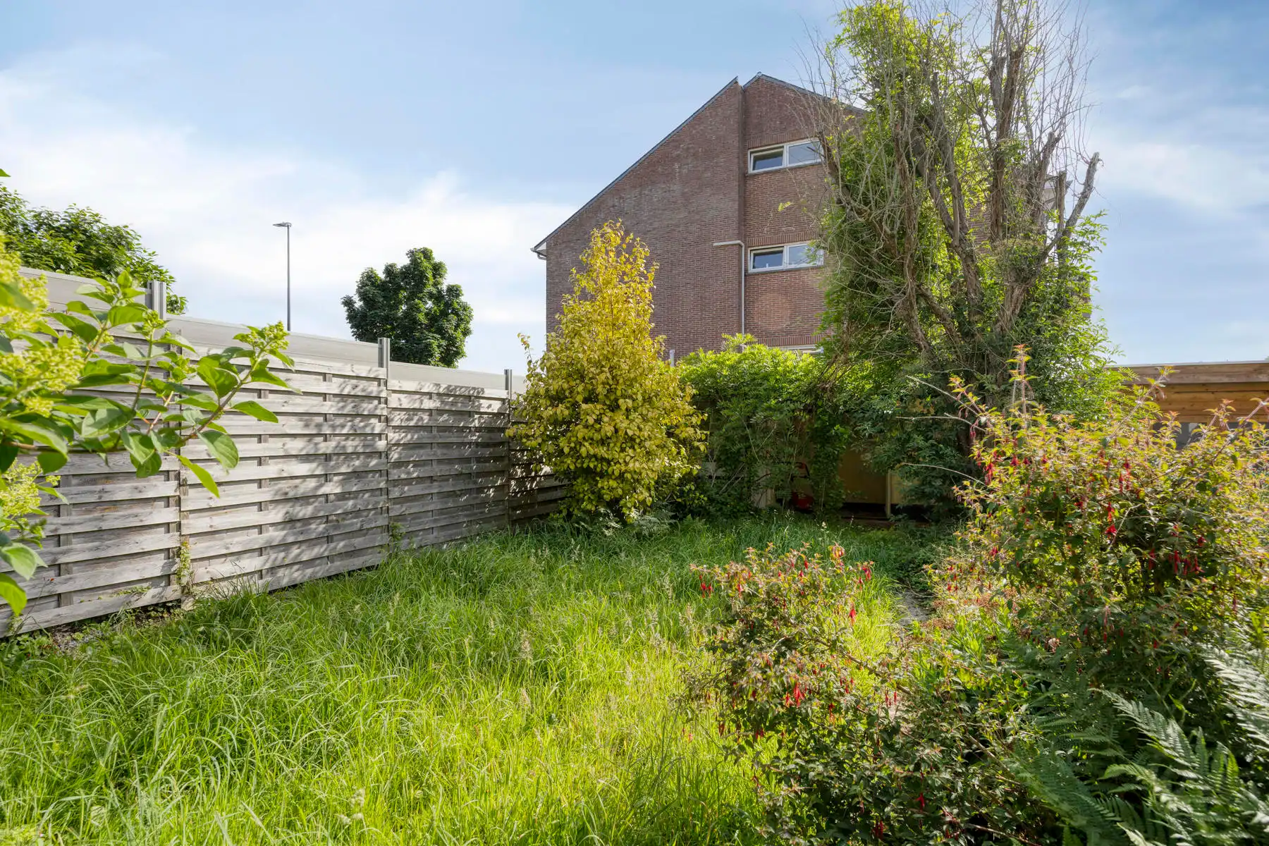 Goed gelegen woning met 3 slaapkamers, garage en tuin foto 4