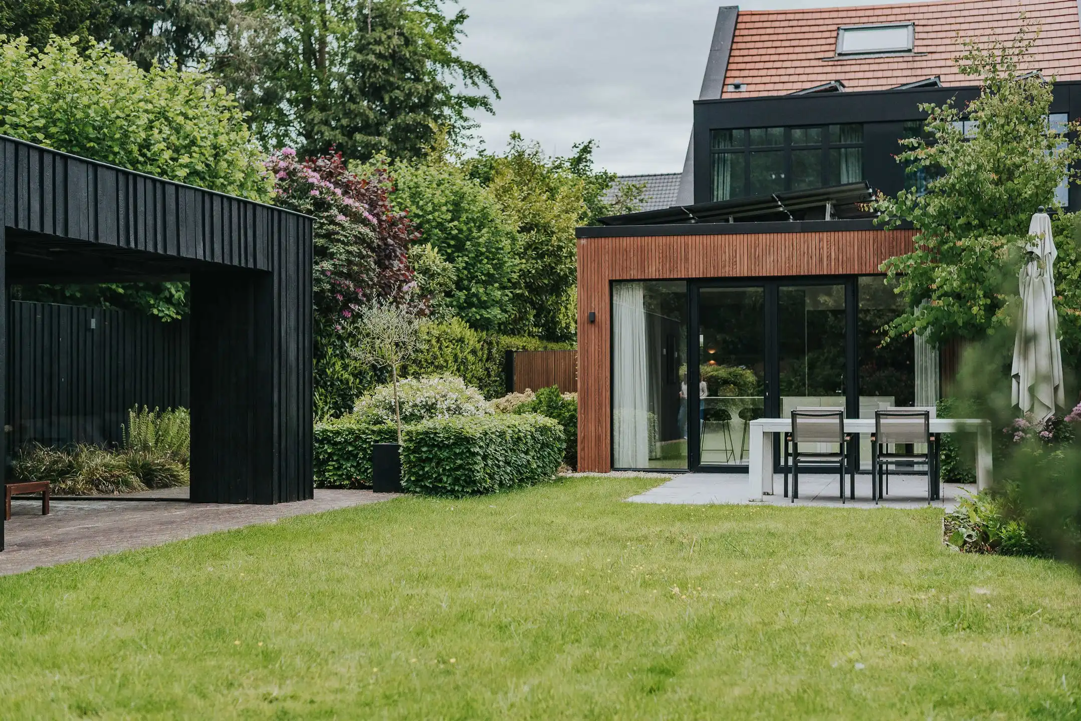 Prachtig gerenoveerde halfopen woning op een mooi perceel foto 2