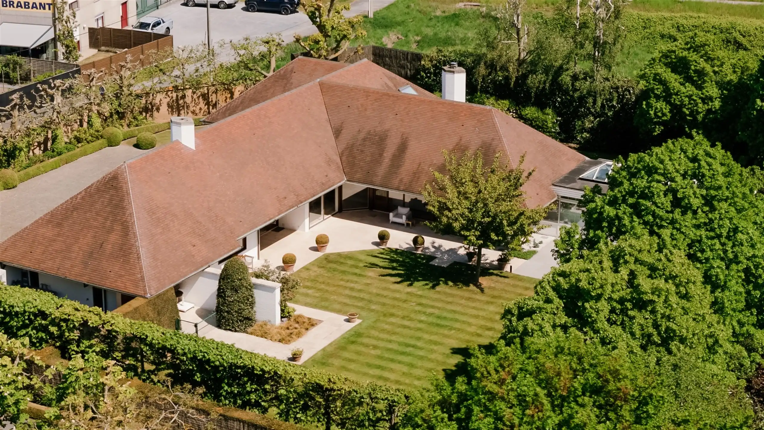 Indrukwekkend Vastgoed op 3.667 m² met dubbele garage foto 2