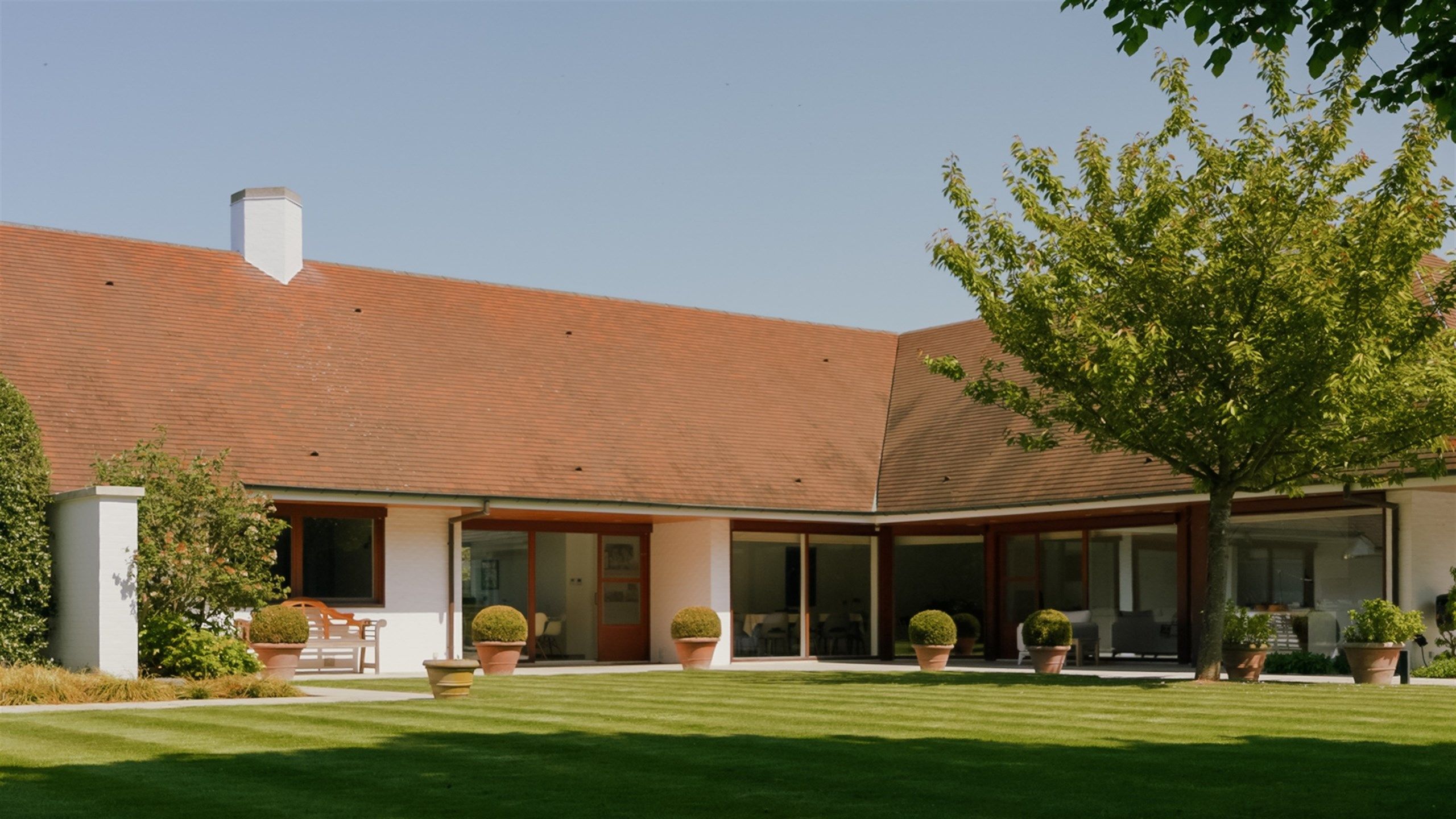 Indrukwekkend Vastgoed op 3.667 m² met dubbele garage foto 2