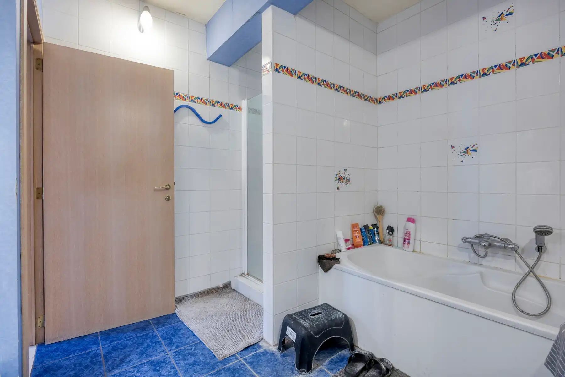 Gezinswoning met vier slaapkamers, tuin en ruime garage foto 25