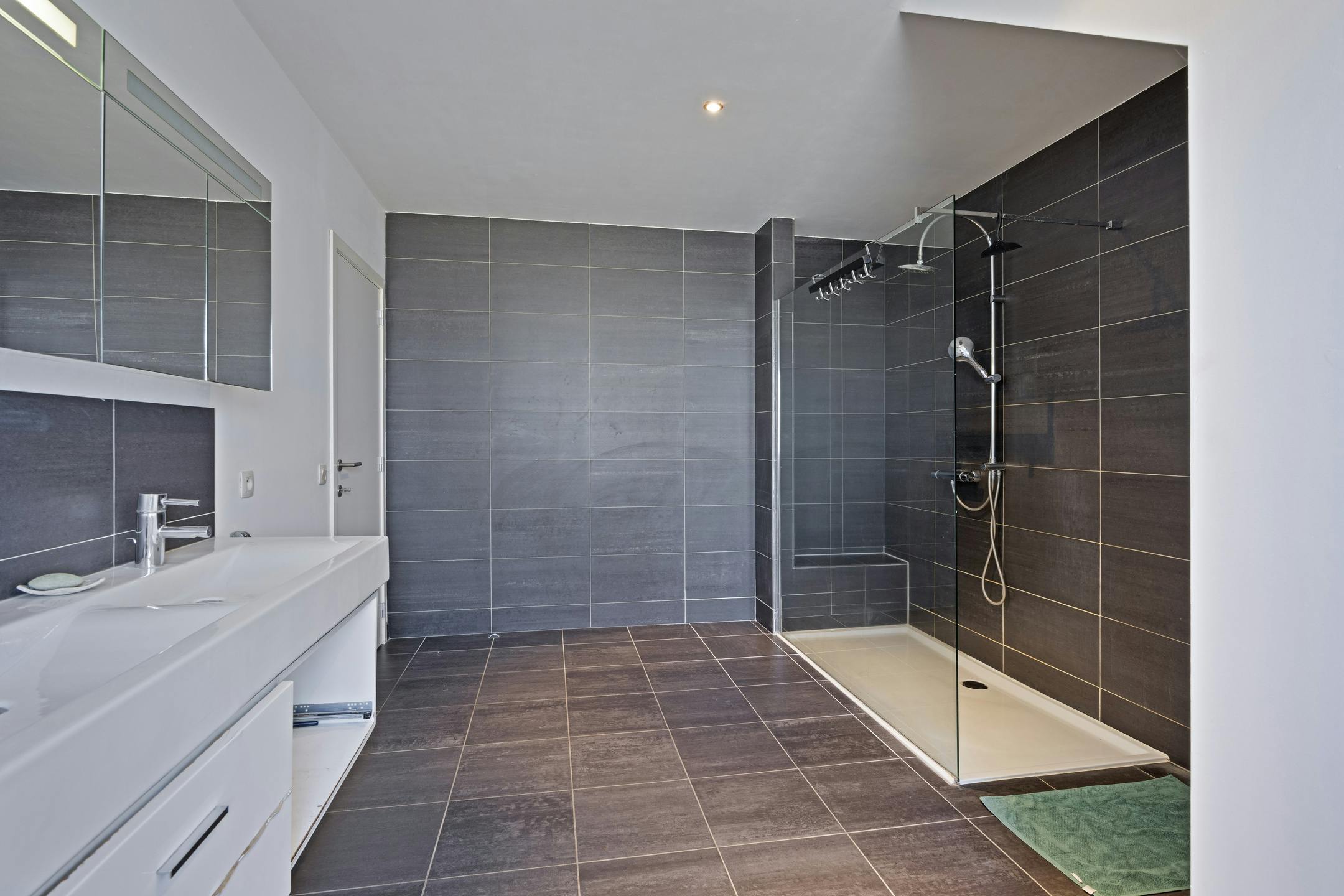 Appartement met groot terras te koop in Maasmechelen foto 14