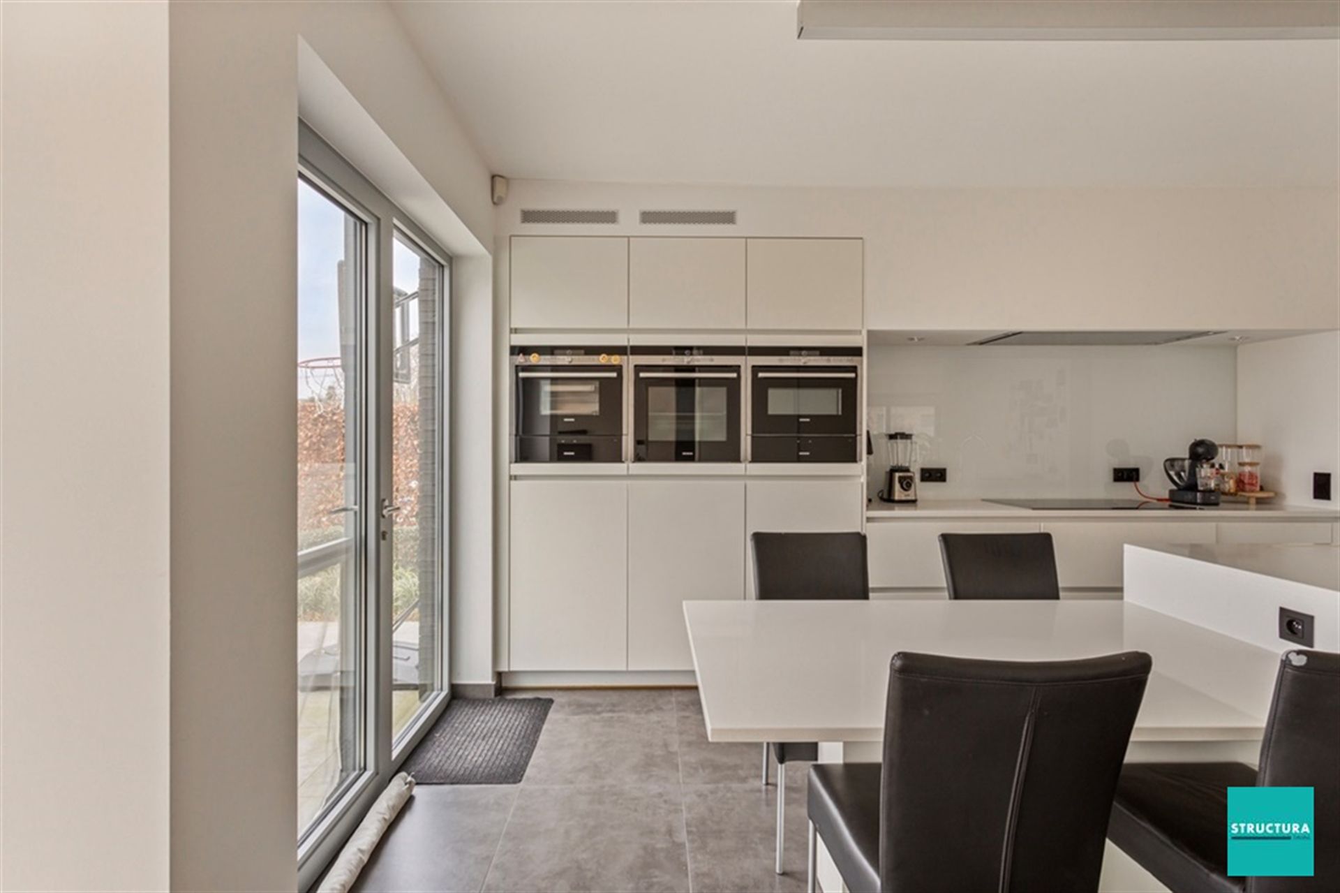 Prachtige moderne villa met zwembad en poolhouse foto 10