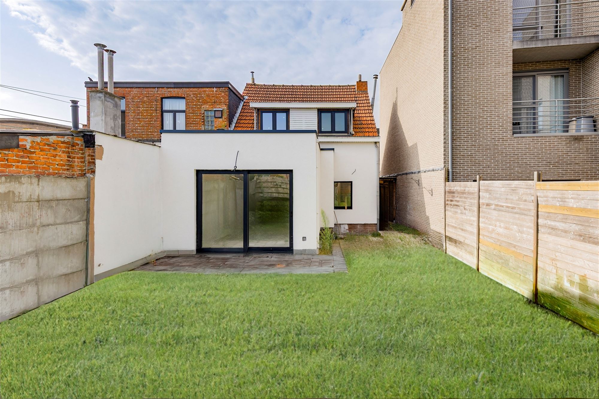 Gerenoveerd huis met 3 slpks en tuin te Hemiksem foto {{pictureIndex}}