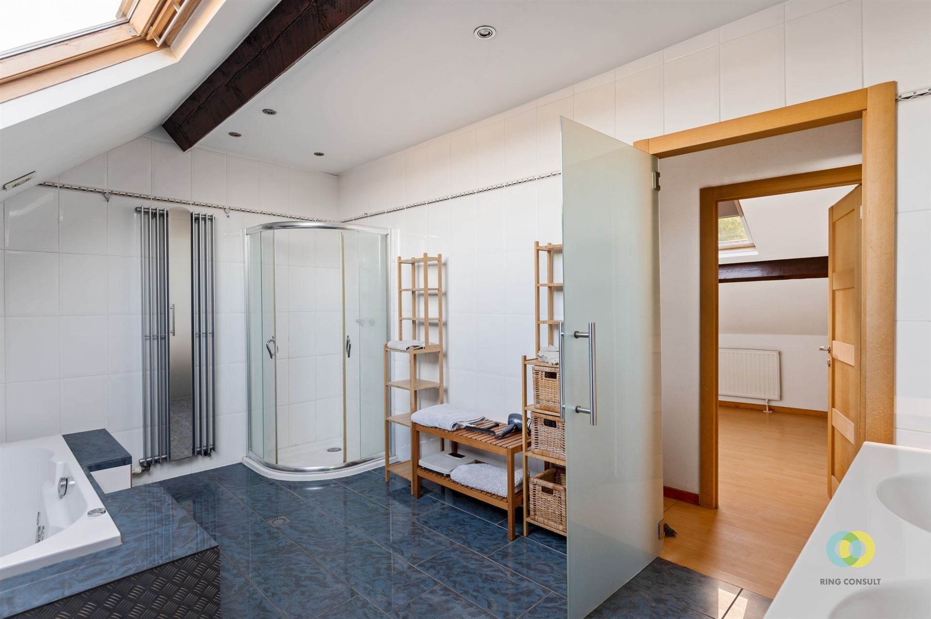 Bedrijfspand met loods, kantoor en appartement foto 12