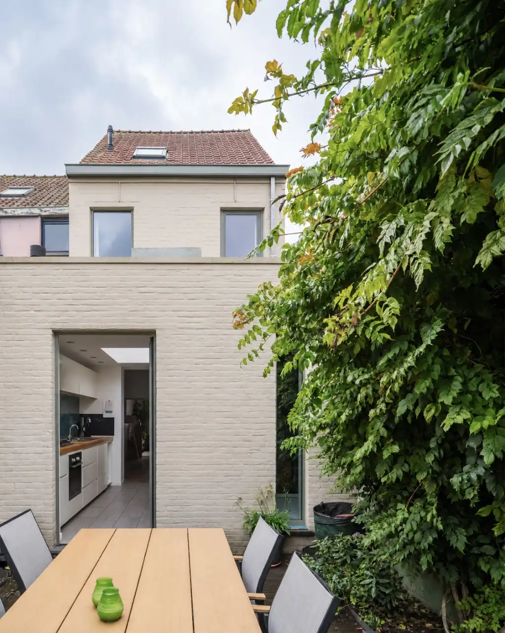 Charmante rijwoning met drie slaapkamers en een geborgen, gezellige buitenruimte foto 17