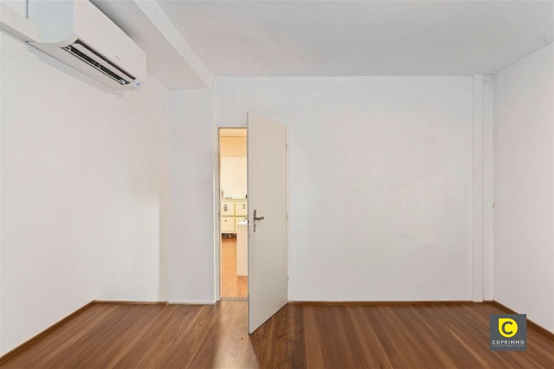 Gelijkvloers app. 190 m² met  4 slk foto 9