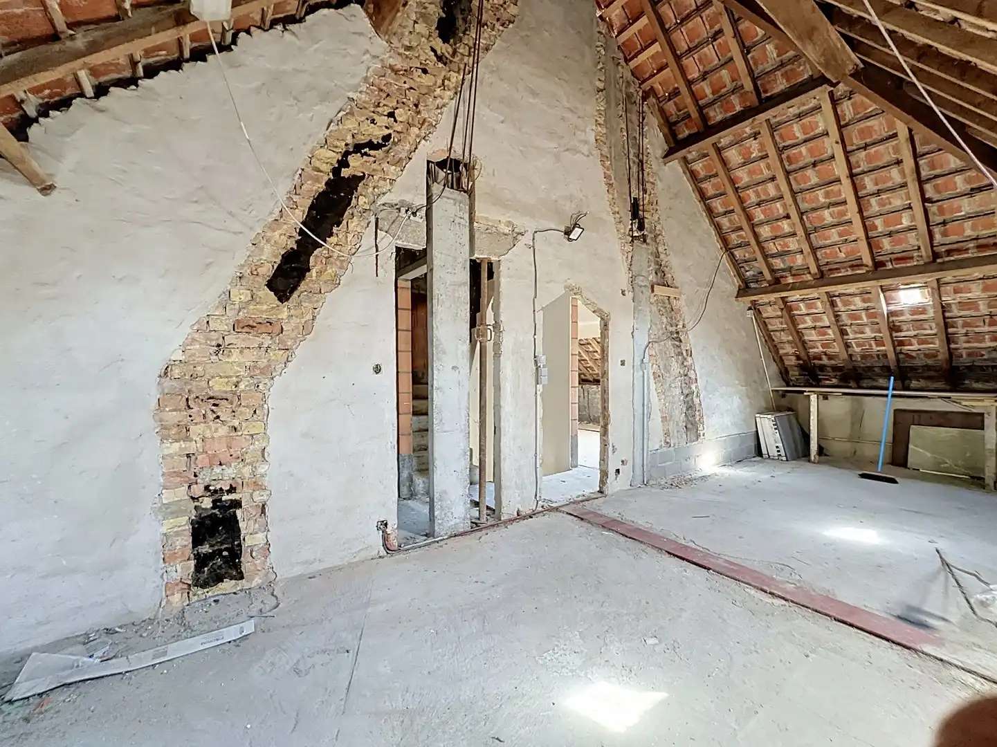 Welgelegen alleenstaande villa met opknapwerk. foto 11
