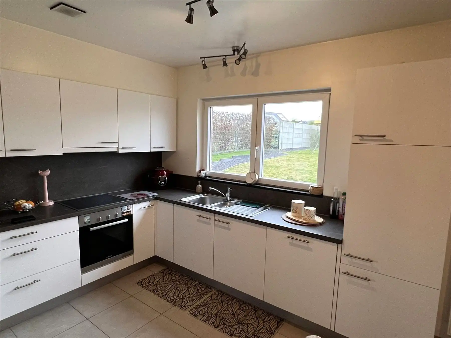 Moderne gelijkvloerse villa met tuin foto 3