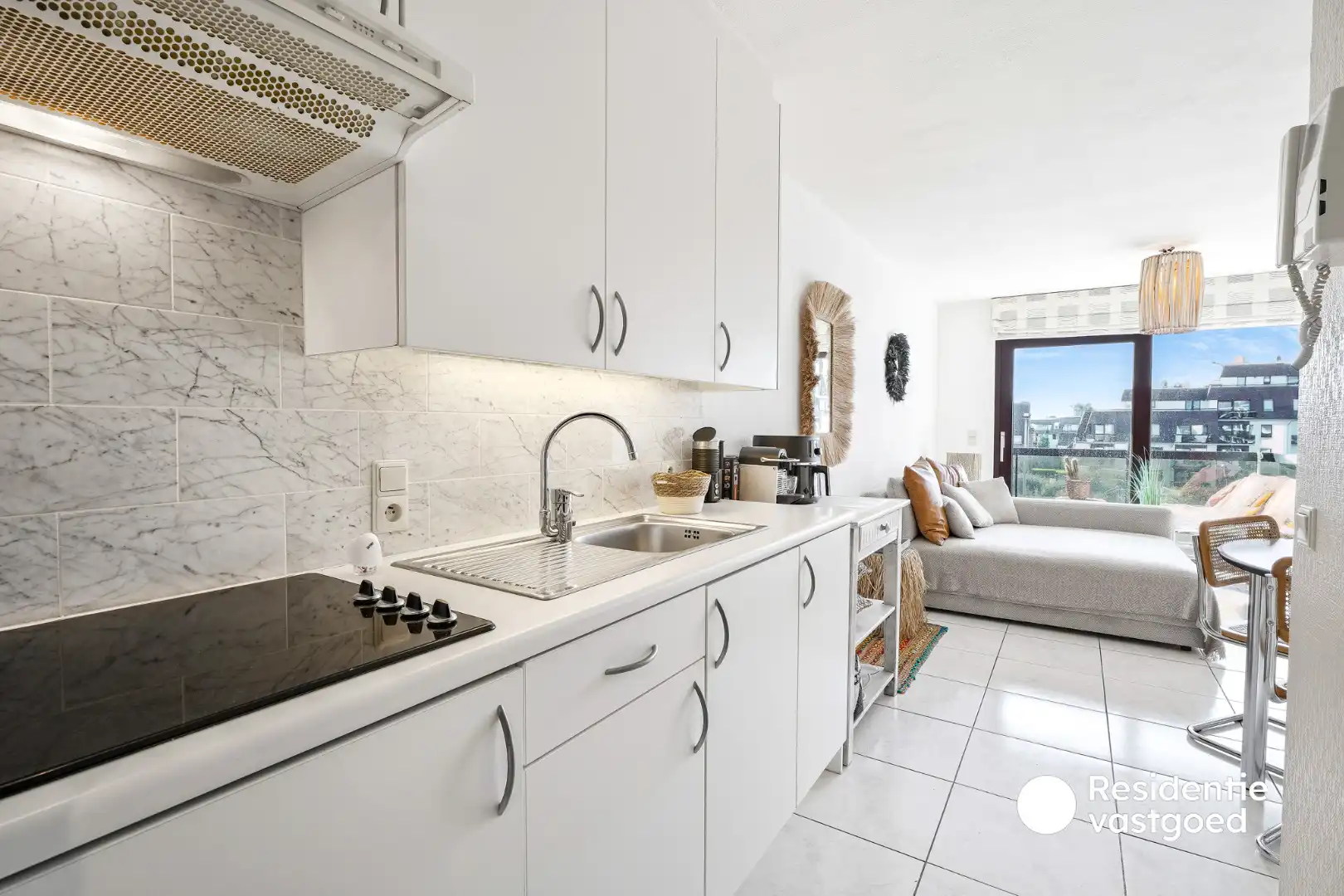 Lichtrijk zongerichte studio met slaaphoek, gelegen op 300m van de zee te Koksijde.  foto 4