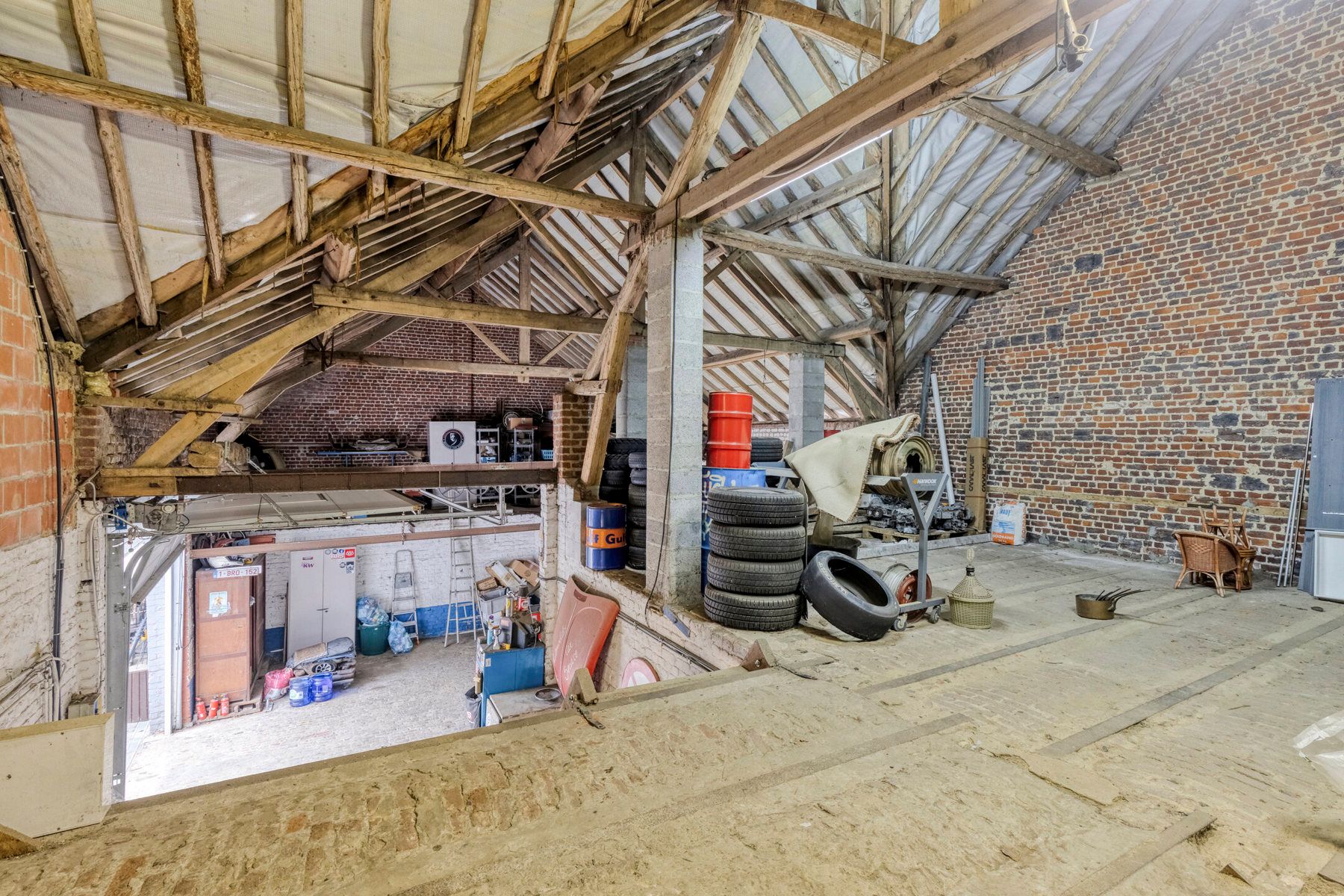 Ruime woning met aanpalende loods op toplocatie. foto 23