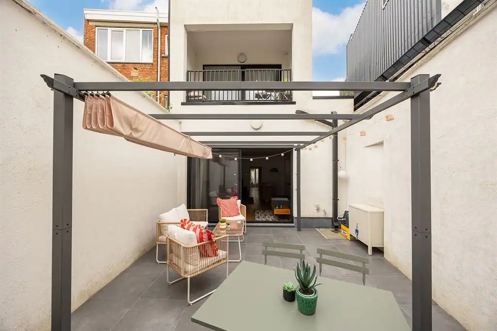 Gerenoveerd gelijkvloers appartement met terras foto 5