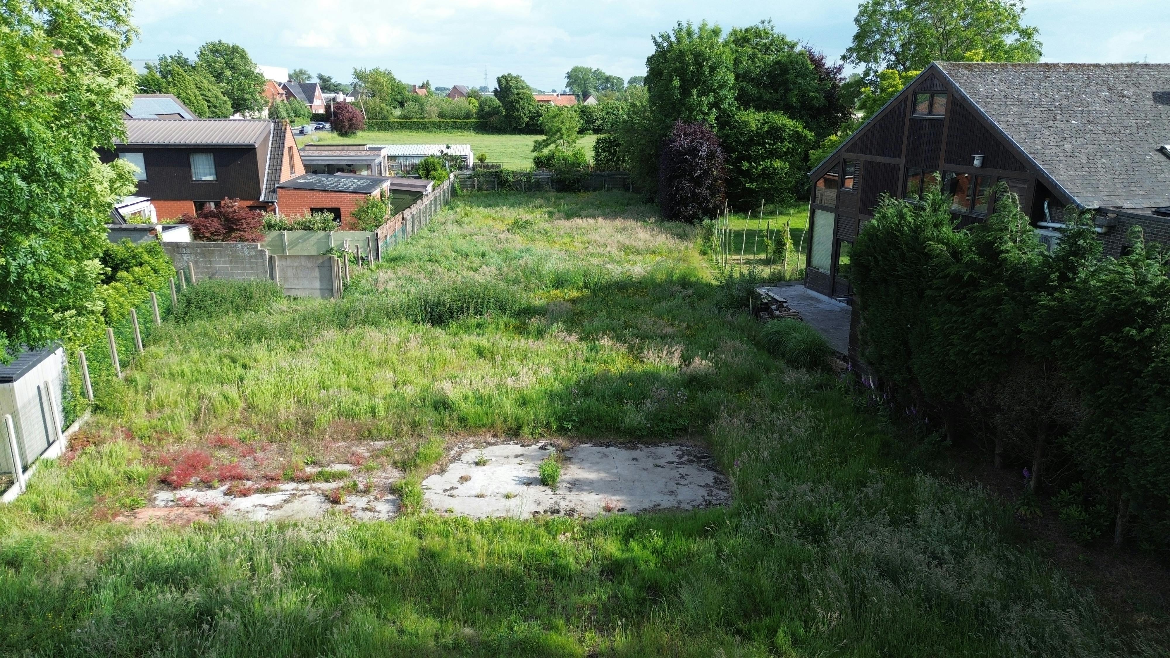 Bouwgrond van ca 1.025m² met veel mogelijkheden nabij Roeselare! foto {{pictureIndex}}