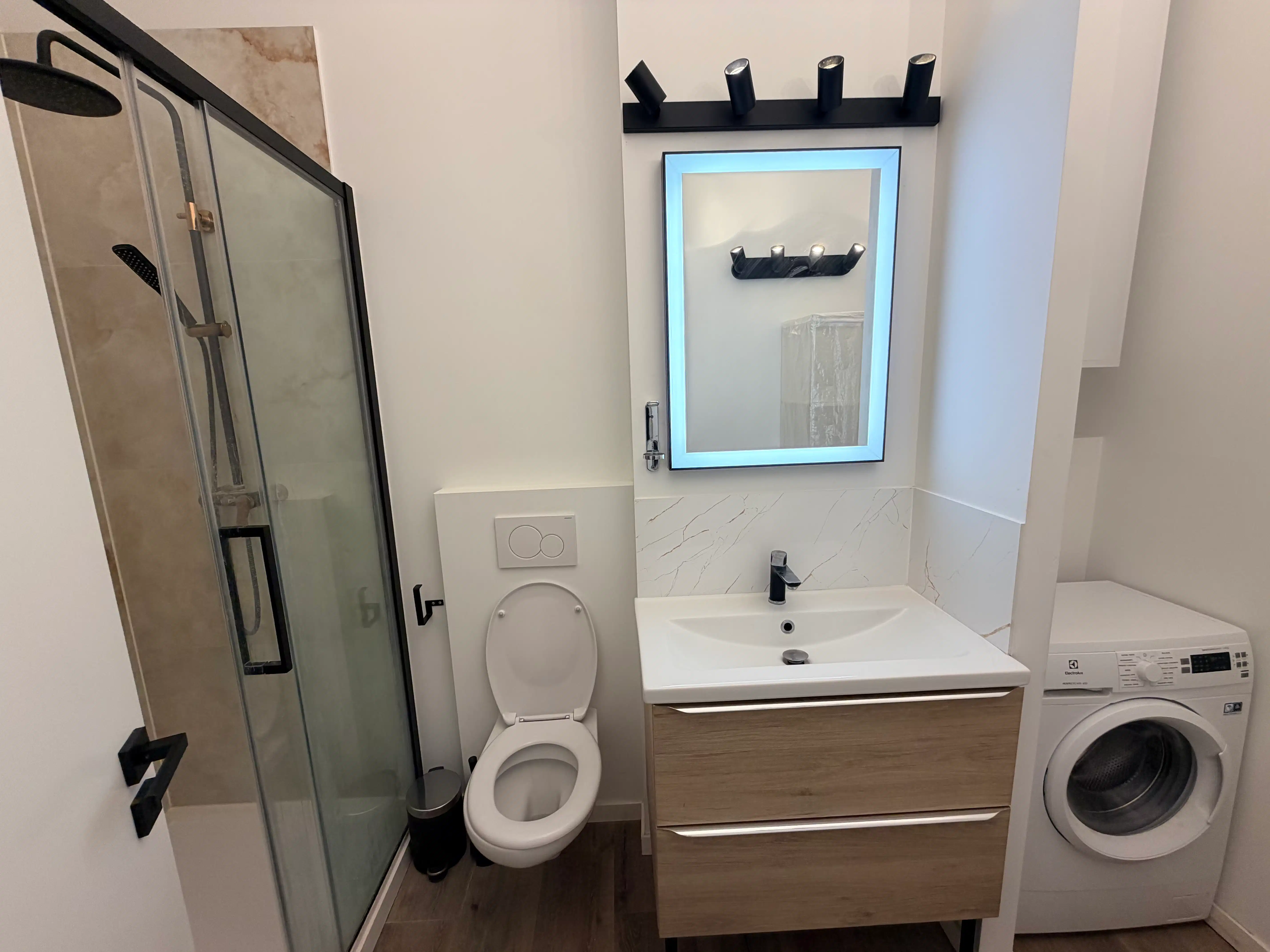 --- NOUVEAU --- Charmant appartement meublé avec deux balcons au cœur du quartier du Châtelain foto 9