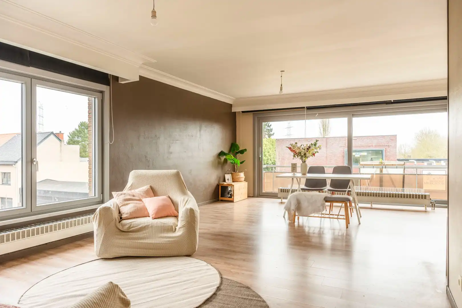 Ruim en lichtrijk appartement met garage foto {{pictureIndex}}