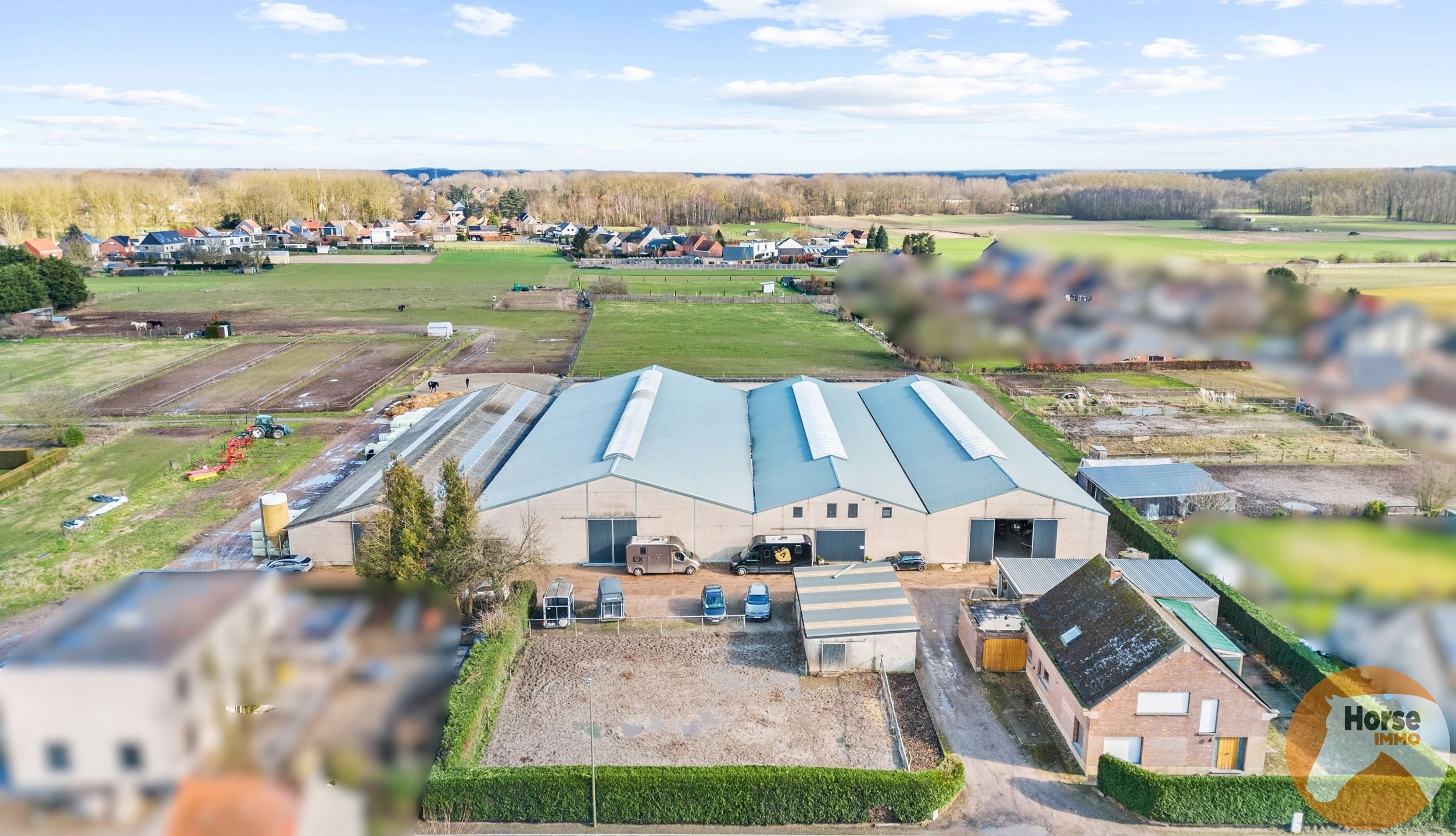 KAMPENHOUT - Professionele paardenaccommodatie op 4ha28 foto {{pictureIndex}}