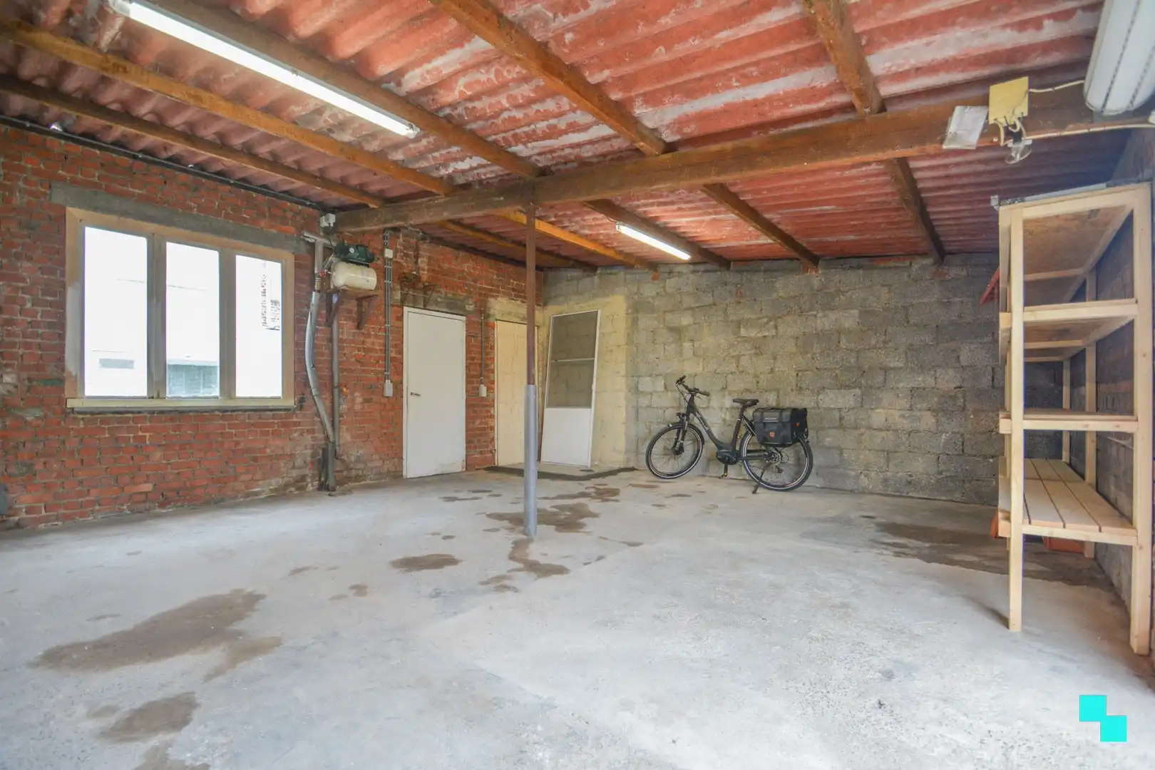 Gerenoveerde woning met twee slaapkamers en ruime garage foto 27