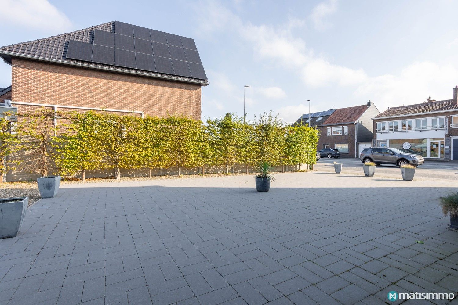 RUIM HANDELSPAND MET PARKING EN TERRAS GELEGEN AAN EEN DRUKKE BAAN TE REKEM foto 22