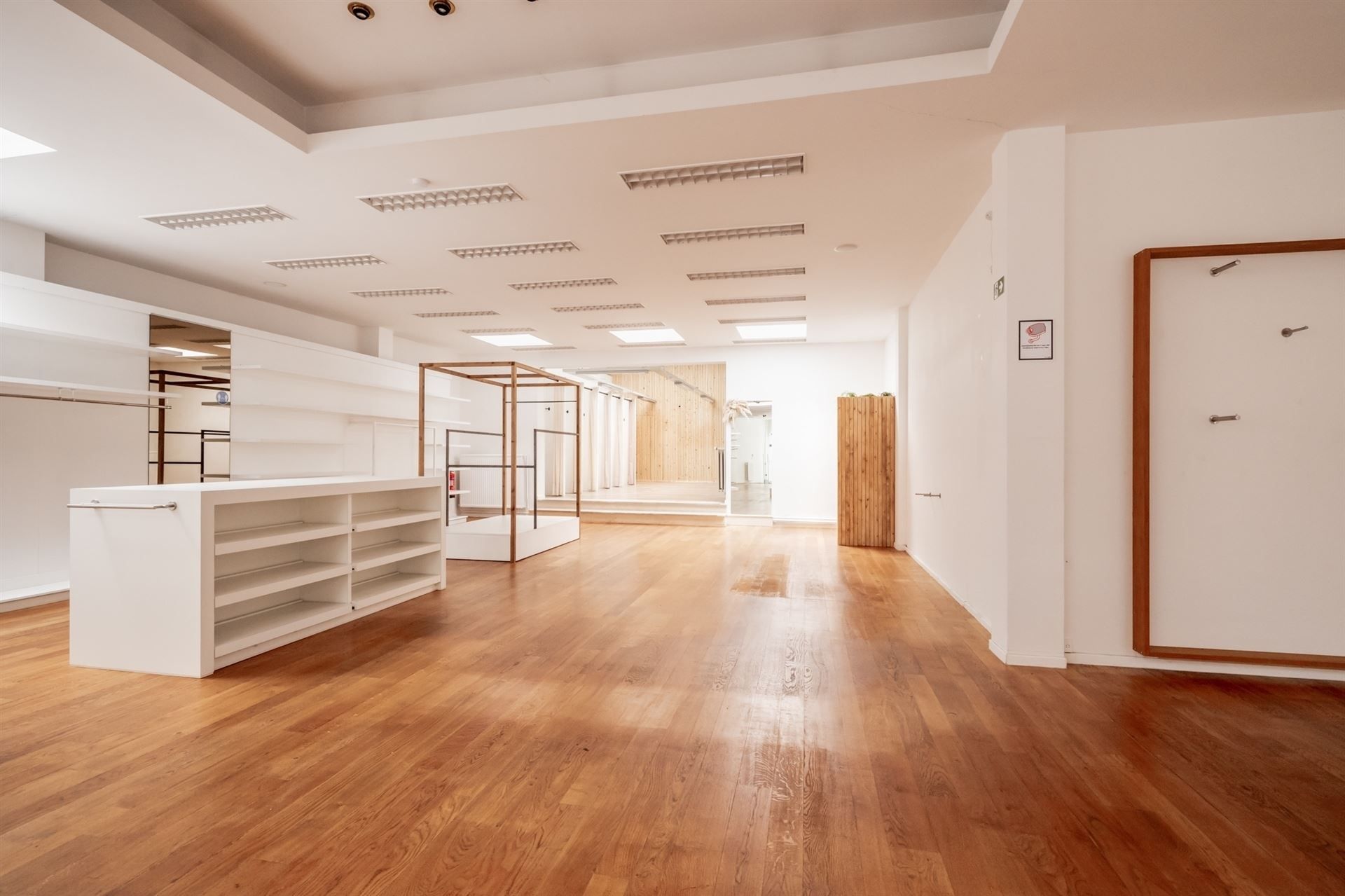 Commercieel gelijkvloers met ondergrondse parking en kelders  foto 3