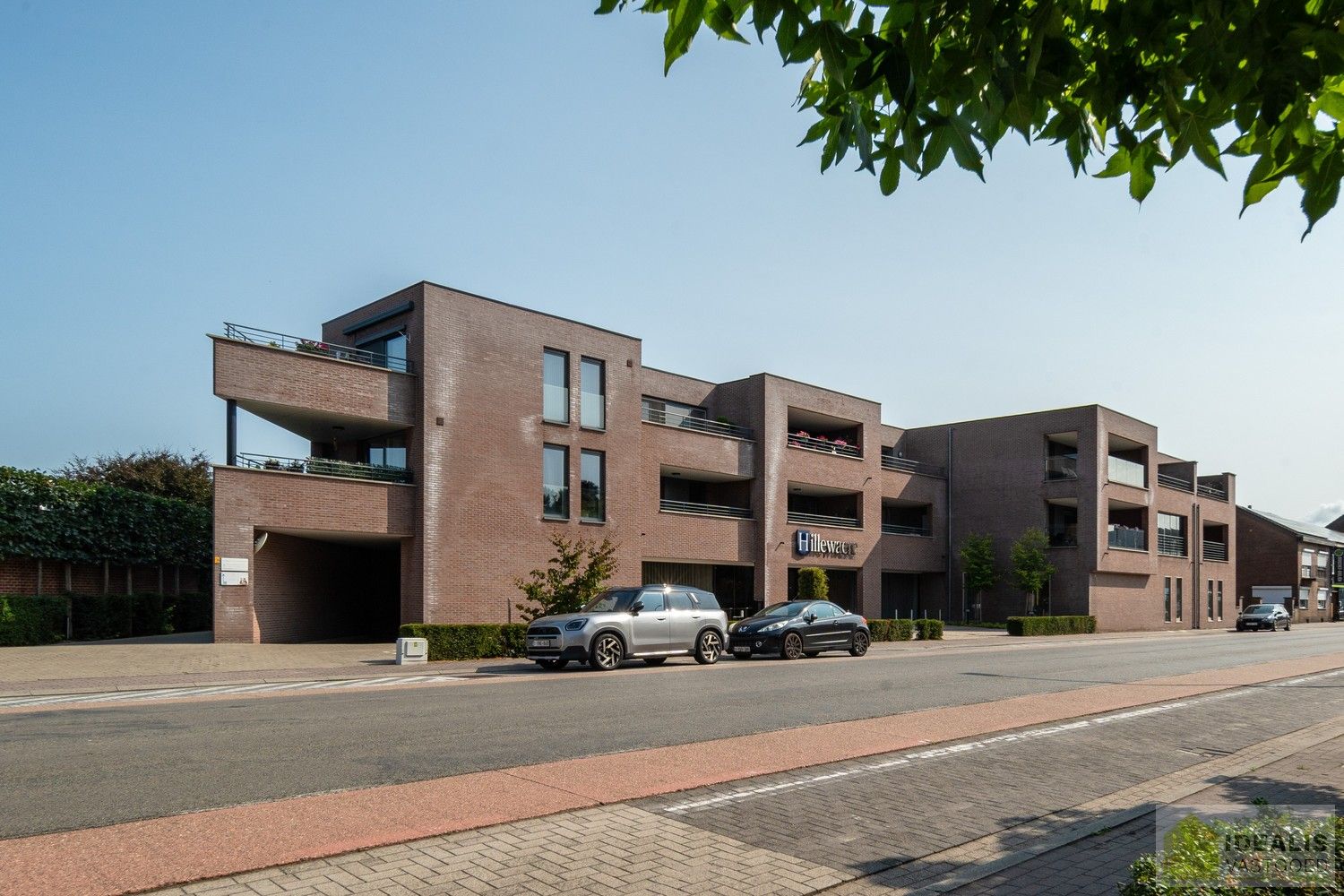 IDEALIS VASTGOED - INSTAPKLAAR APPARTEMENT MET 2 SLAAPKAMERS, AANGENAME LEEFRUIMTE MET AANSLUITEND TERRAS, ONDERGRONDSE PARKEERPLAATS EN BERGRUIMTE. Zeer geschikt voor kandidaten op zoek naar betaalbare woonruimte in nieuwstaat vlak bij de stadskern van Bree! foto 2