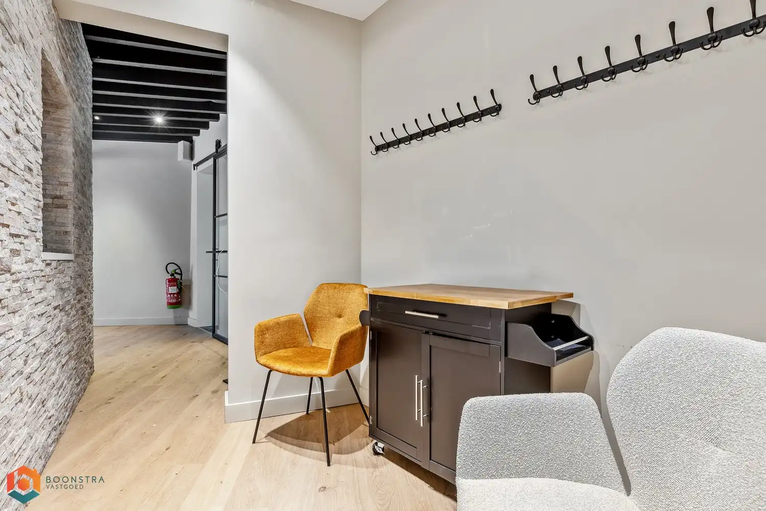 Grondig gerenoveerd handelsgelijkvloers met woonst en ruime parking foto 11