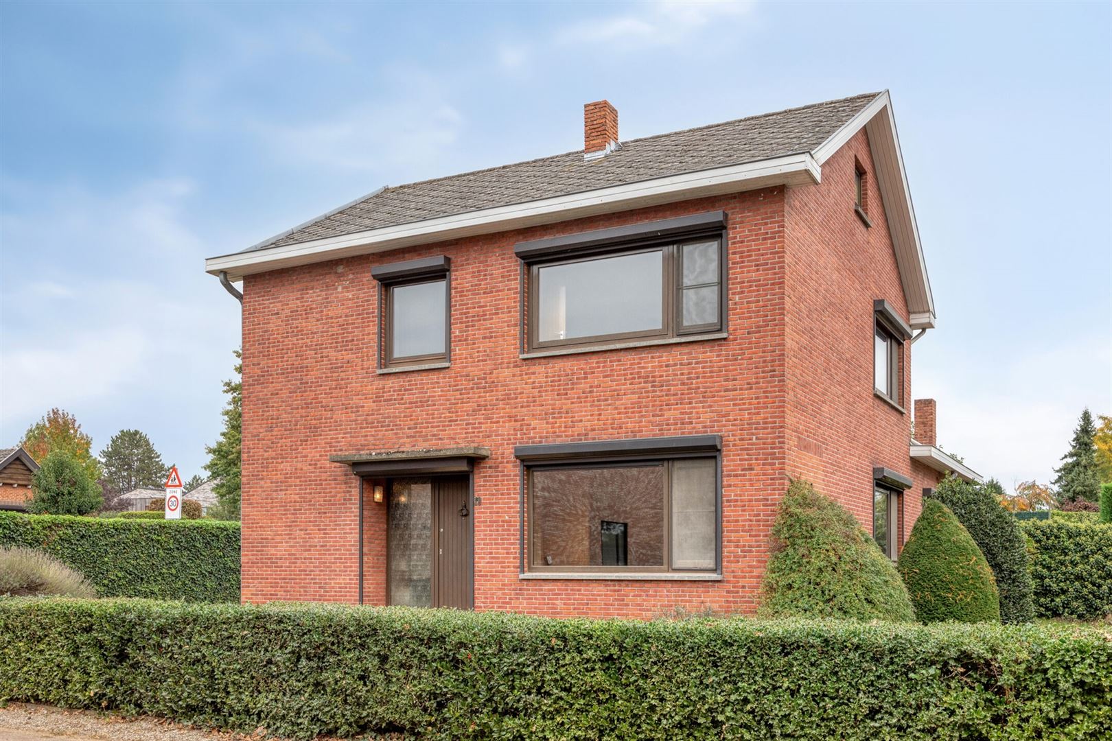 TE KOOP: Te renoveren woning te Heusden-Zolder!  foto 3