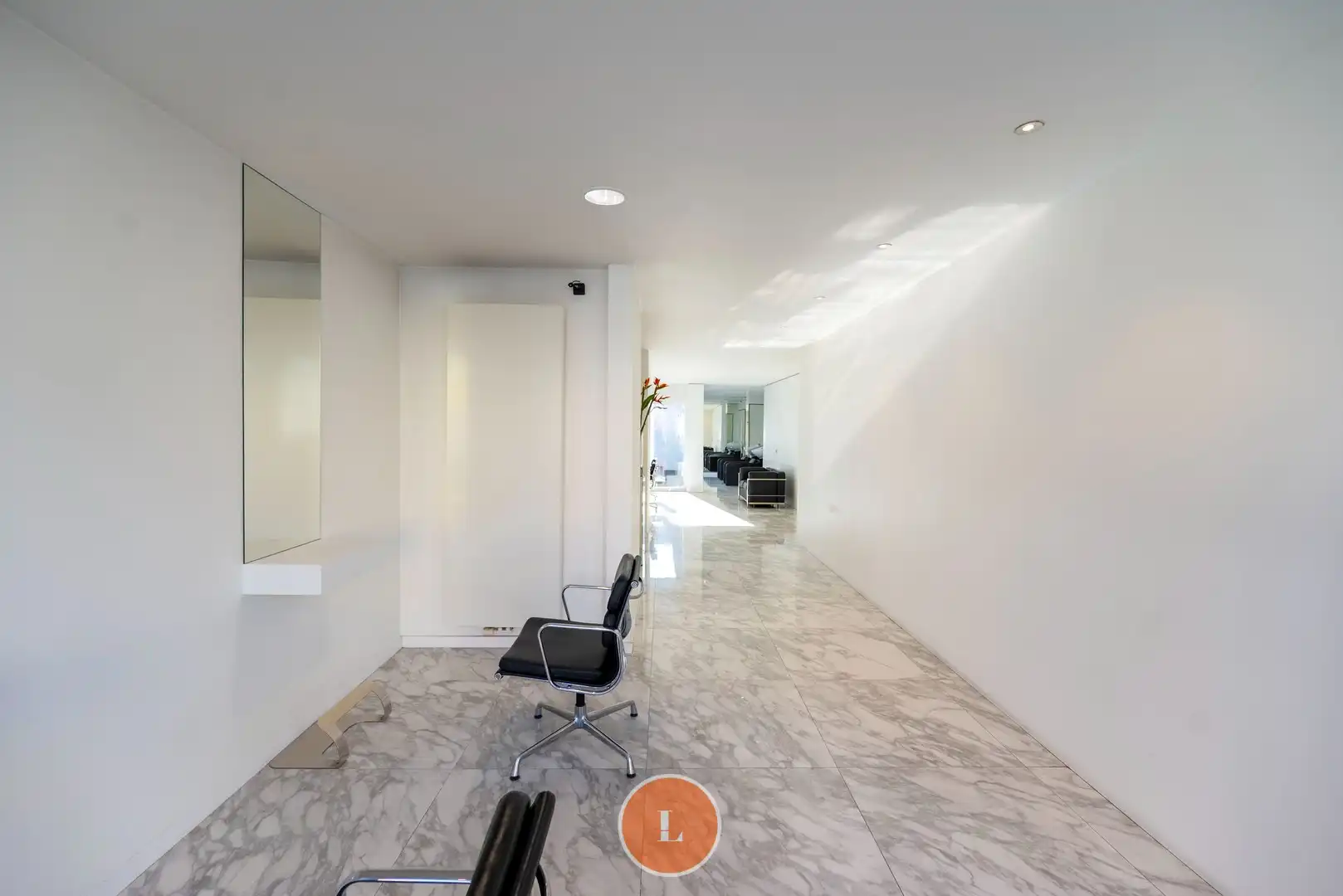 Woonhuis gedeeltelijk ingericht als kapperszaak en gemakkelijk te veranderen in trendy woning foto 4