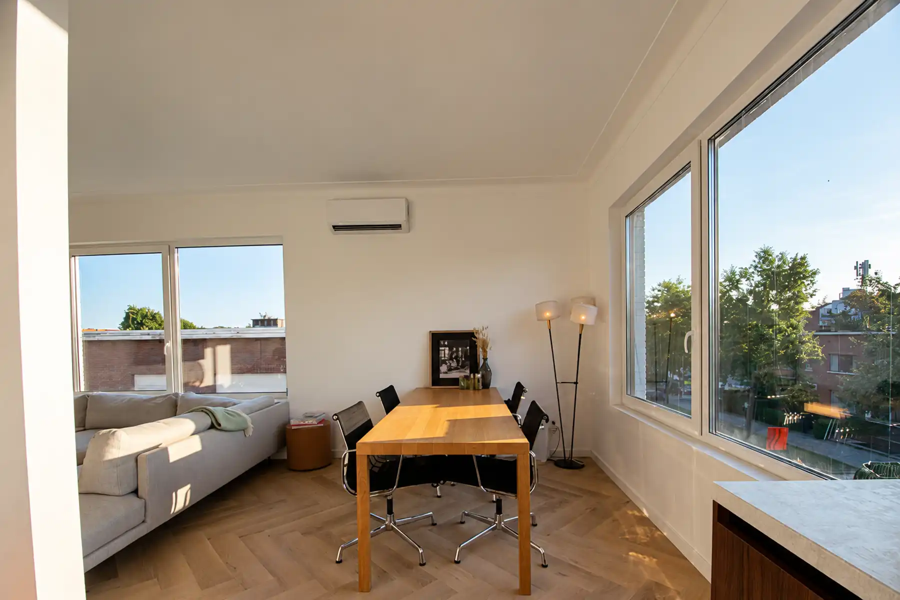STIJLVOL GERENOVEERD APPARTEMENT MET GARAGE NABIJ FORT V foto 5