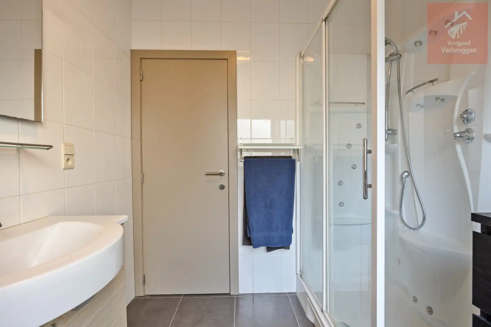 Modern instapklaar gelijkvloers appartement met 2 slpk, terrassen en autostaanplaats foto 13