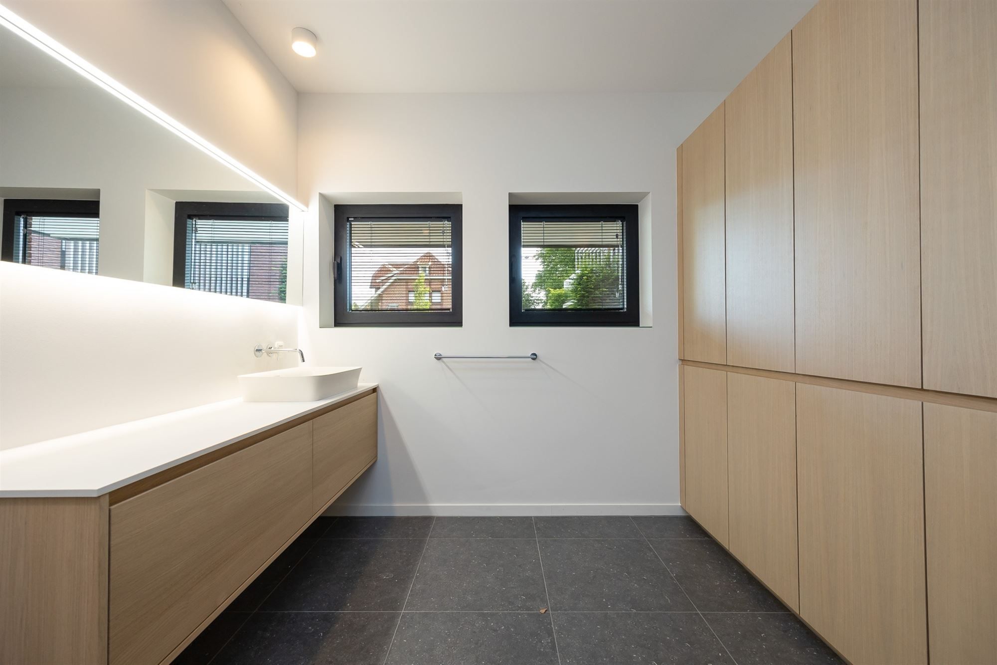 Lichtrijk en luxueus appartement met omvattende tuin foto 28