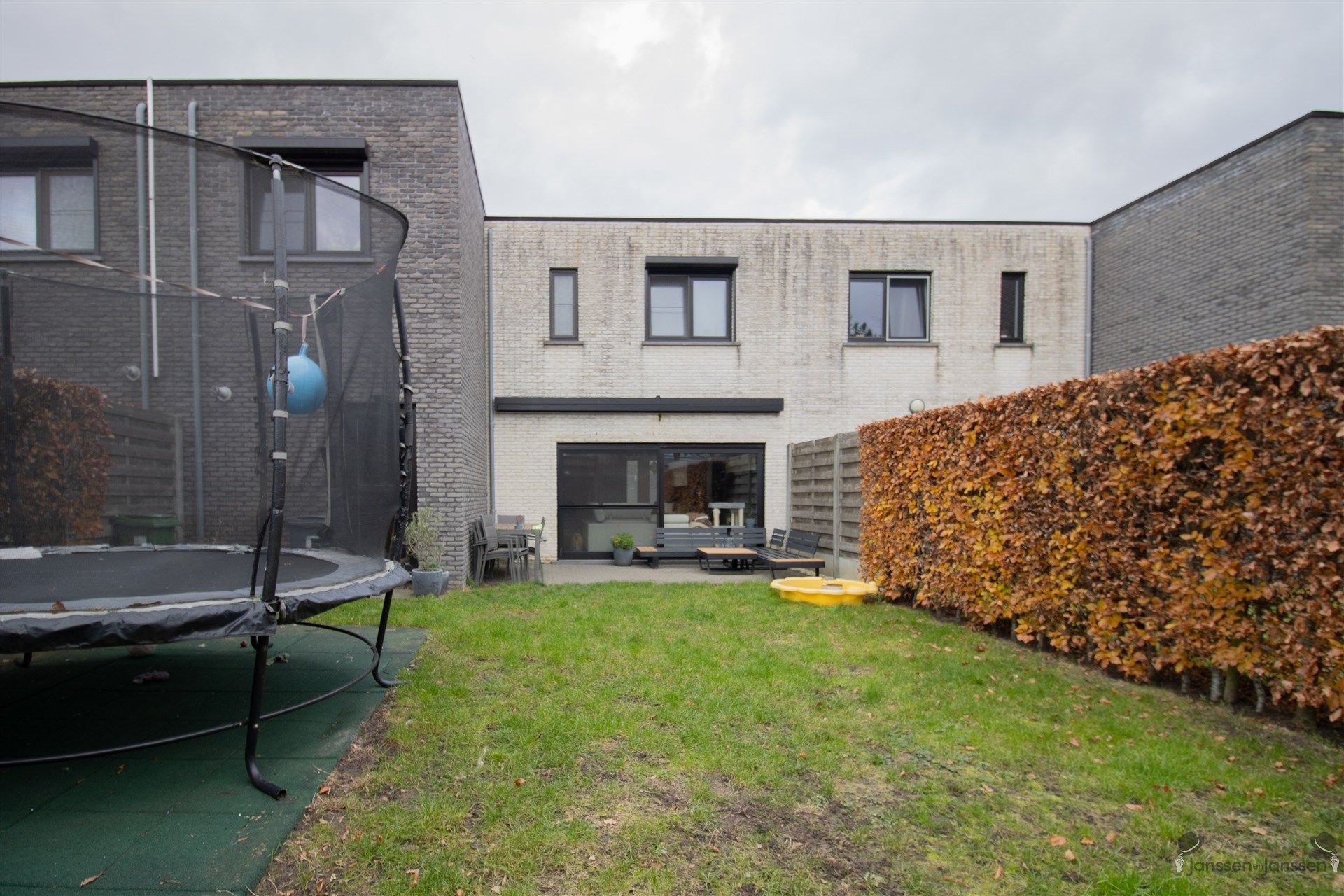 Rustig gelegen woning met 3 slaapkamers en inpandige garage op 223 m² foto 10