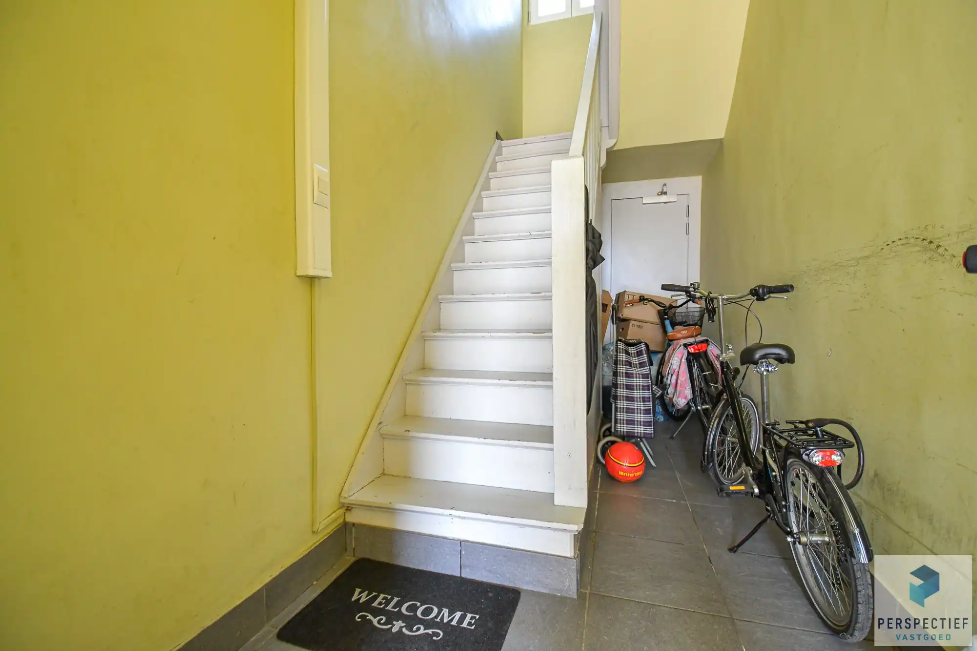 Handelsgelijkvloers en appartement te Adegem foto 8