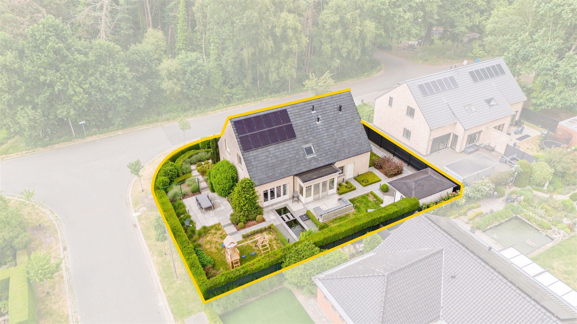 Ruim opgezette gezinswoning met mooi aangelegde tuin en dubbele garage op een uitmuntende locatie foto 32
