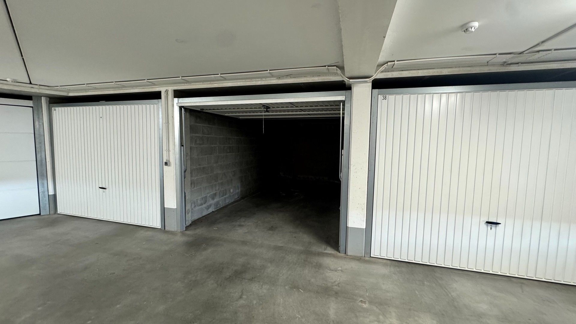 Makkelijk toegankelijke garagebox gelegen vlakbij de Kustlaan in hartje het Zoute. foto 3