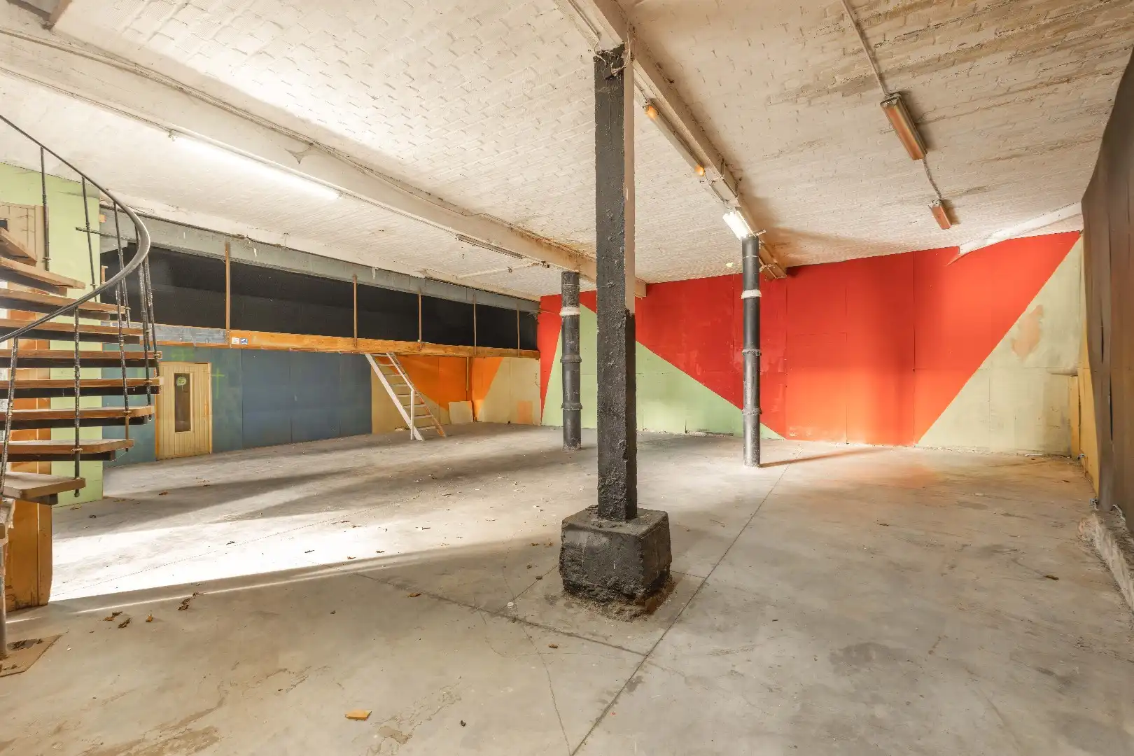 STATIGE HERENWONING MET LOODS 350 m² foto 27