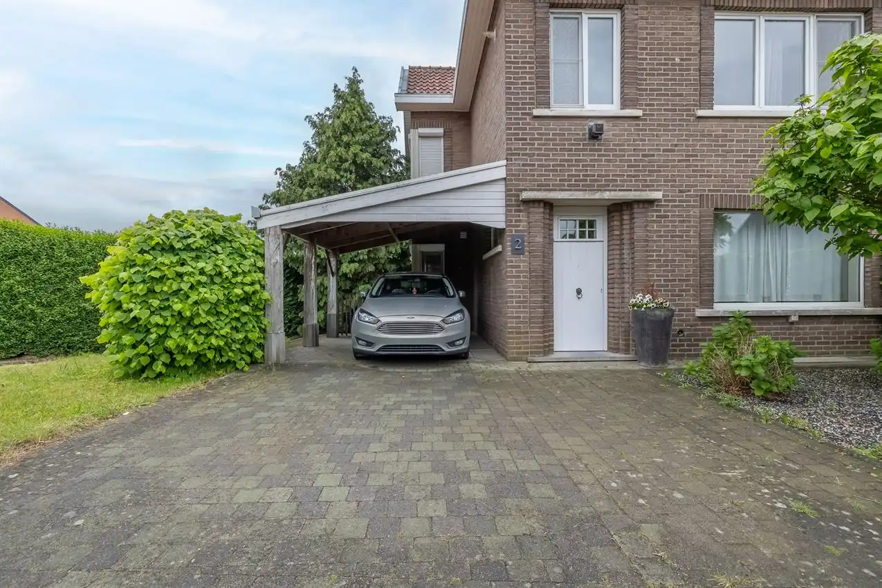Gunstig gelegen woning met 3 slpk, tuin, carport, garage foto {{pictureIndex}}