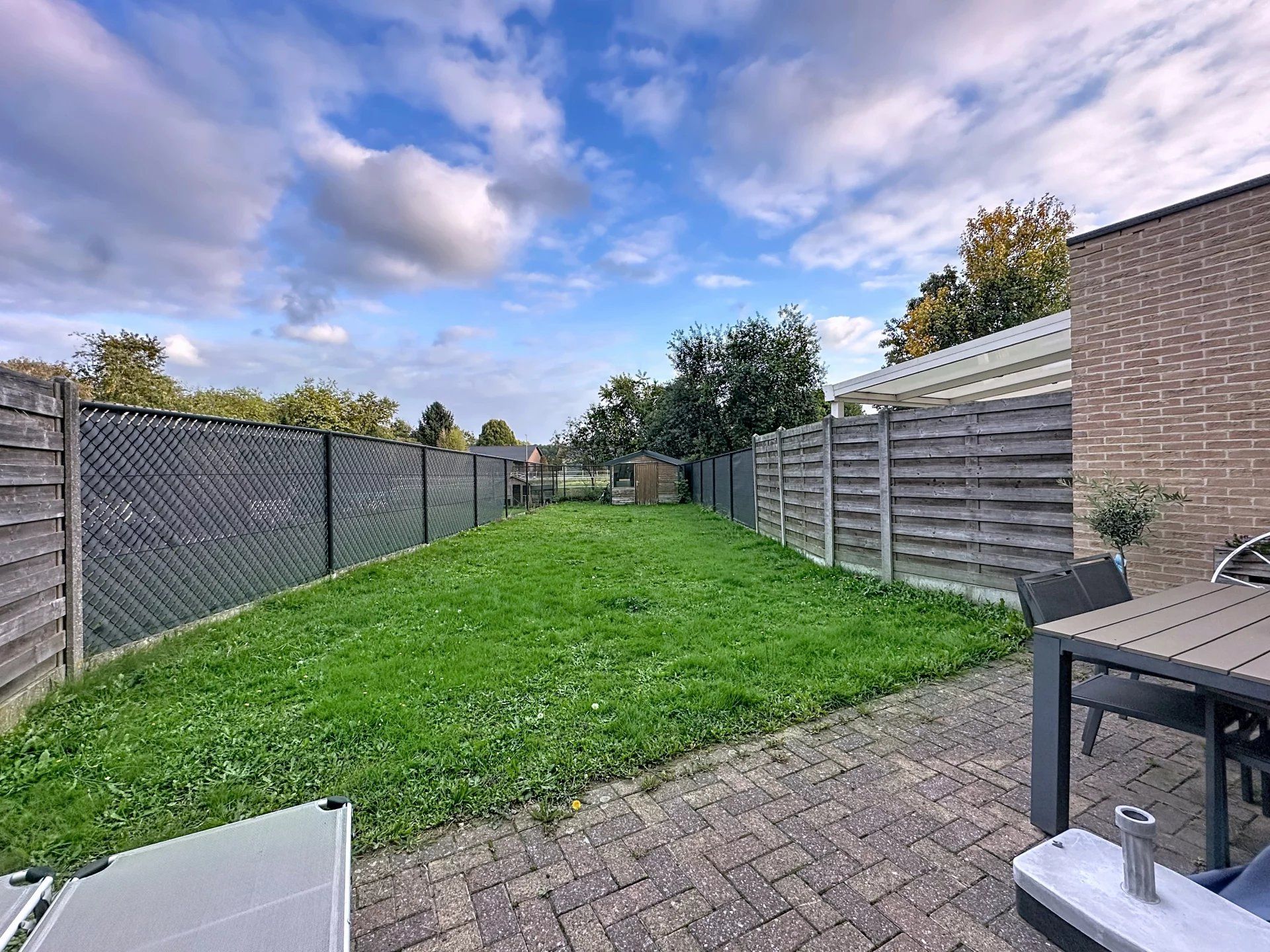 Rijwoning met 3 slaapkamers en een tuin met berging. foto 16