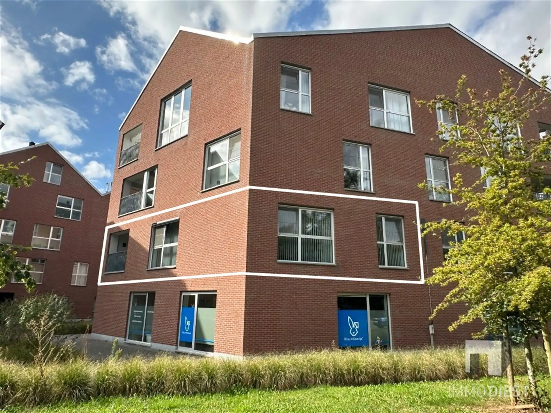 Instapklaar appartement met 2 slpks, terras, parking en kelder foto {{pictureIndex}}