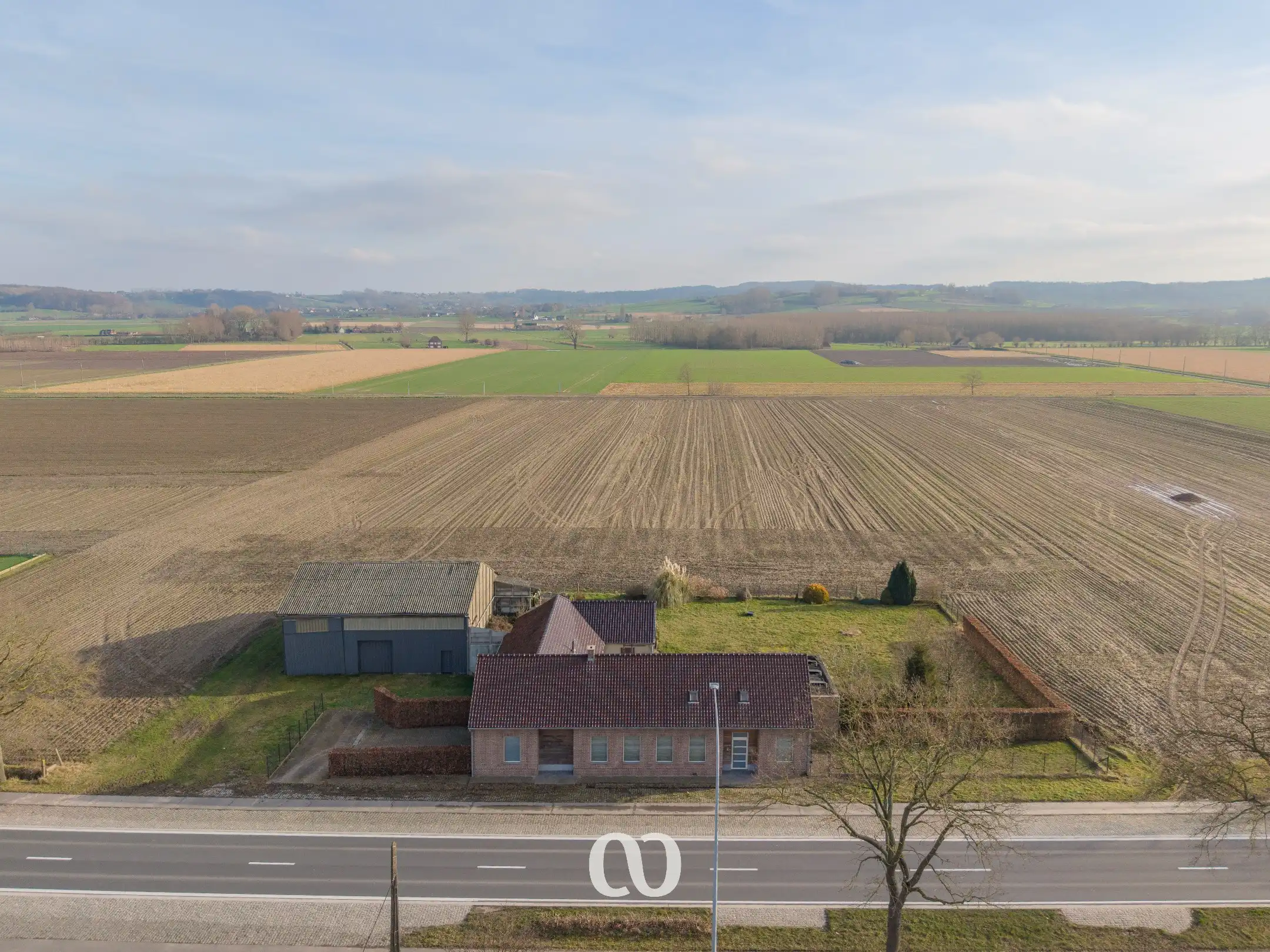 Gerenoveerde hoeve met atelier en een prachtig zicht foto 2